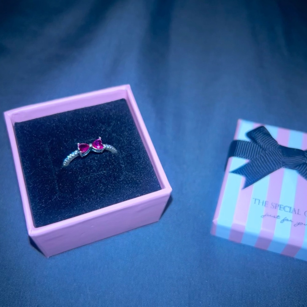 Size 7 Elegant Silver and Red Gemstone Ring NEW